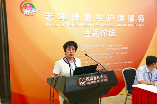 10、中國康復(fù)研究中心腎內(nèi)科主任馬迎春做了《老年慢性腎臟病患者的康復(fù)策略》的專題報(bào)告