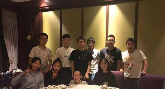 鎮煒和高中同學們，他說，高中生涯，特別感謝大家的幫助。