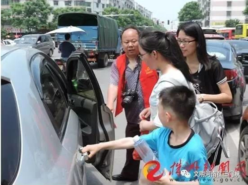2017年高考期間，易海明送考生上車。圖片來源：株洲新聞網