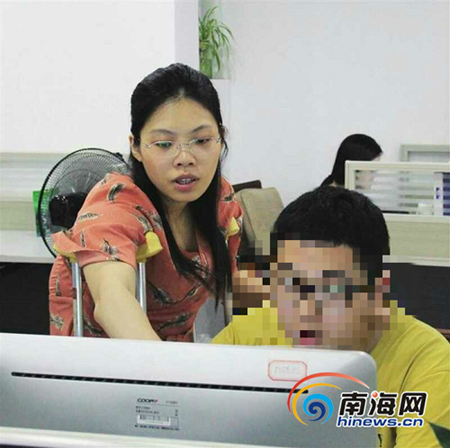 吳佳佳(左)非常關(guān)心殘友們，只要他們有什么需要幫助的，她都努力幫忙。南海網(wǎng)記者 孫令正
