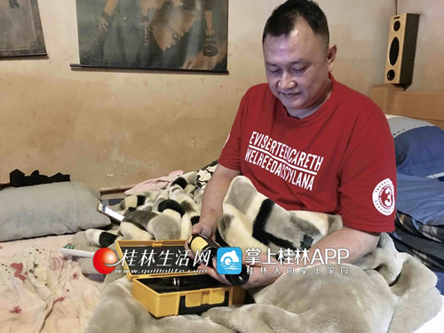 高位截癱的趙民，坐在床上制作出了數十架航模。 記者李慧敏 實習生梁顯鋒 譚凱文　攝