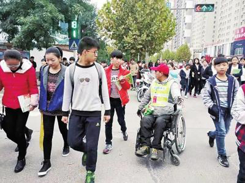 學生放學時，李燦學義務疏導交通。