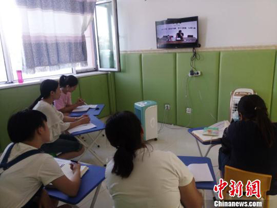 圖為康復中心的家長在聽課做筆記。　受訪者供圖 攝