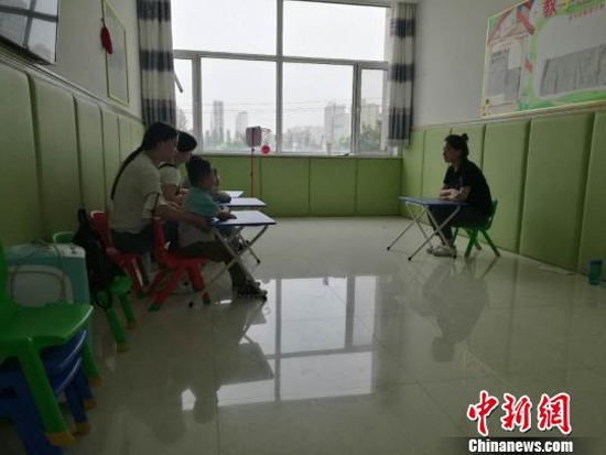 圖為康復中心的家長在聽課做筆記。　受訪者供圖 攝