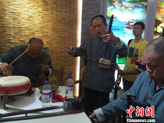 4日，山西省首屆長治藝術節襄垣展館內的鼓書表演臺前擠滿觀眾，欣賞著十分鐘一場的鼓書表演。　楊靜　攝