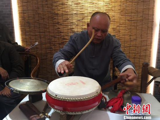 圖為盲人老藝人正在表演。　楊靜 攝