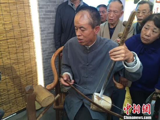 圖為盲人老藝人正在表演。　楊靜 攝