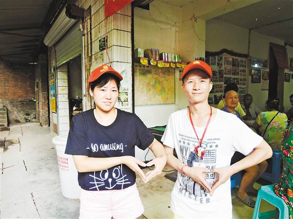 易勇（右）和妻子李飛燕在自家茶館門口。通訊員 高曉燕 攝