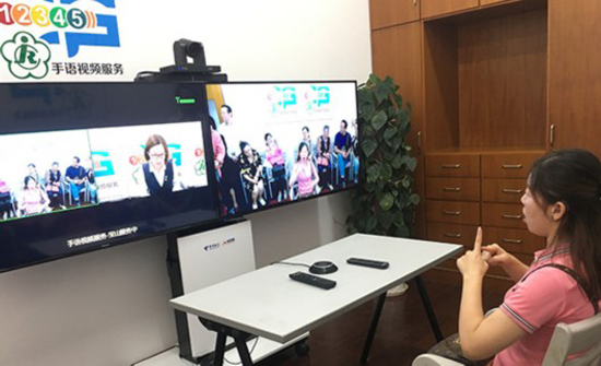 上海市寶山區居民黃女士在視頻前通過手語向上海12345市民服務熱線建議在醫院增設手語翻譯崗位，協助聾人掛號等事務，視頻里的服務人員正實時跟她互動。 澎湃新聞記者 臧鳴 圖