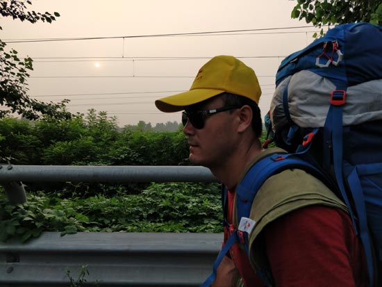 夕陽(yáng)下趕路的曹晟康。吳凡/攝