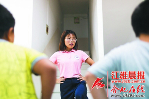 老師帶著患有自閉癥的孩子玩互動游戲。
