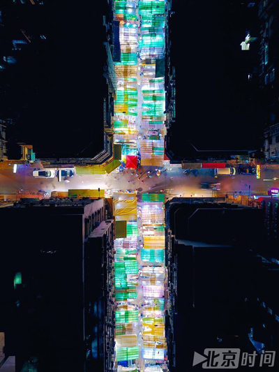圖：車水馬龍的廟街夜市，大排檔的燈光從無數(shù)頂帳篷中透射出來
