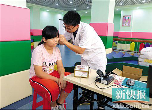 廣東省殘疾人基金會為肇慶聽障孩子送去百臺助聽器