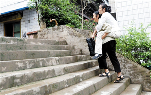 20多年來，石勝蘭的母親經(jīng)常背著癱瘓的女兒出門。
