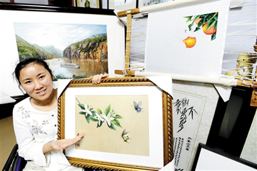石勝蘭的刺繡將奉節(jié)夔門風(fēng)景，家鄉(xiāng)的臍橙花果展現(xiàn)得淋漓盡致。