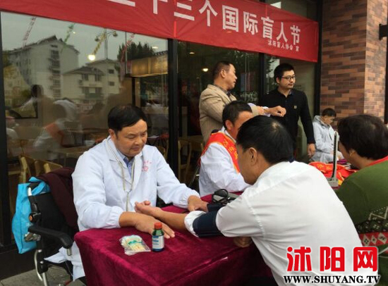 輪椅上的“愛(ài)心使者”