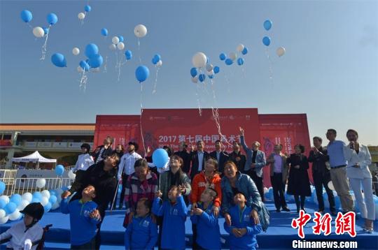 2017成都市溫江區(qū)殘疾兒童馬術(shù)康復(fù)體育公益活動現(xiàn)場。