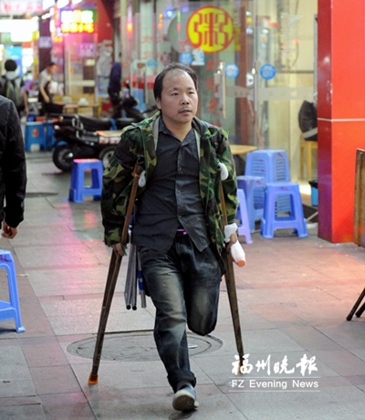 他拄著拐杖上街擺攤。