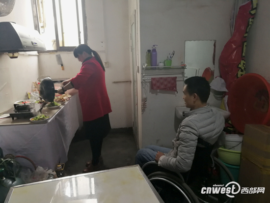 妻子在做飯