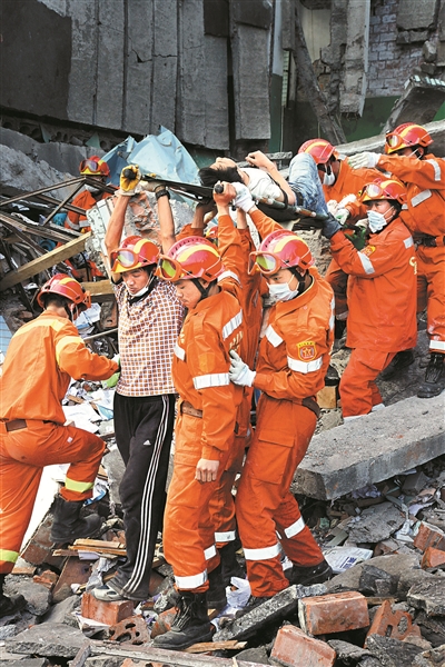 1 2008年5月14日18時(shí)42分,經(jīng)中國(guó)國(guó)際救援隊(duì)數(shù)小時(shí)不懈努力，李春陽(yáng)獲救，被抬下廢墟。
