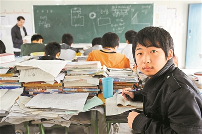2 2009年4月15日，李春陽(yáng)在四川德陽(yáng)市東汽中學(xué)臨時(shí)板房教室迎戰(zhàn)高考。