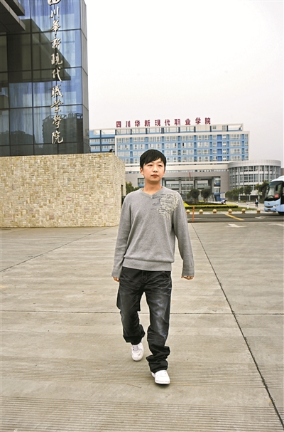 3 2010年5月17日，李春陽(yáng)在四川華新現(xiàn)代職業(yè)學(xué)院。