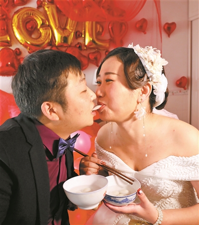 6 2017年11月13日，按當(dāng)?shù)亟Y(jié)婚風(fēng)俗，新郎李春陽(yáng)與新娘黃亞嵐共吃湯圓。