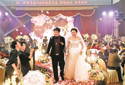 7 2017年11月13日，親朋好友從四面八方趕來(lái)參加李春陽(yáng)結(jié)婚典禮。