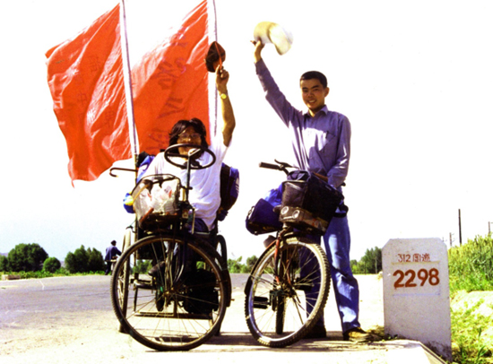 (2000年7月，尹小星和袁國術在河西走廊 尹小星供圖)