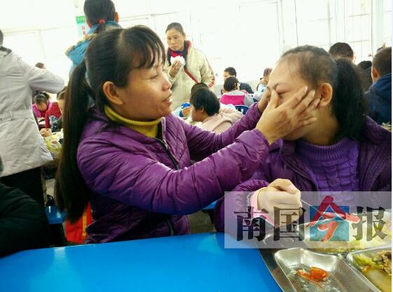 母親不離不棄守護(hù)殘障少女 樂觀是最好的母愛