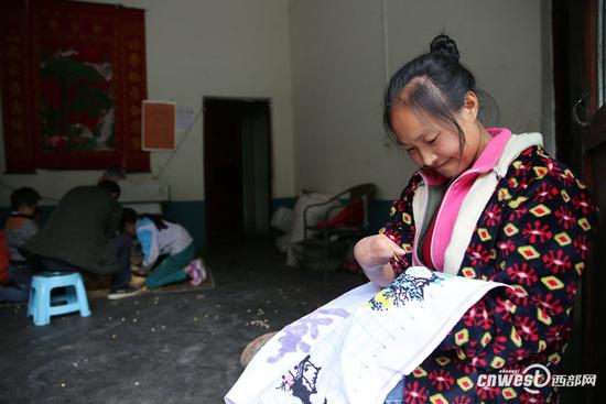 85后殘疾女用獨(dú)指彈出生活強(qiáng)音