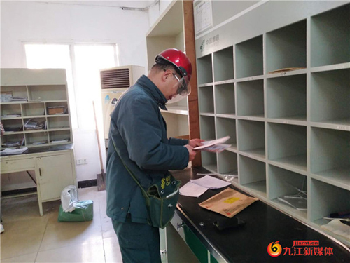 正在核對信件的汪海