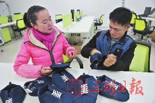 彭娥飛在教殘疾人做鞋面手工活。