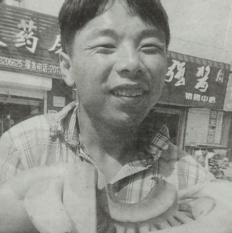 滄州：腦癱小伙“練攤兒”撐起一個家