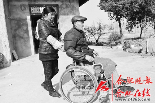 15年，她用愛呵護輪椅上的丈夫