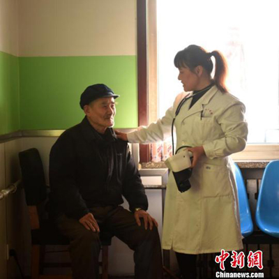 “她就是一名最平凡崗位上講奉獻、重實干的時代新人。”敬老院里的老人如此評價樊彩風。　趙娟 攝