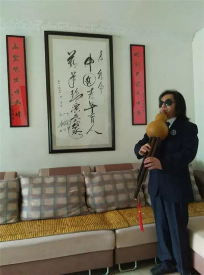 中國青年盲人葫蘆絲演奏家何令
