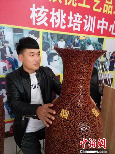 陳靈濤制作的山核桃工藝品。　喬娜 攝