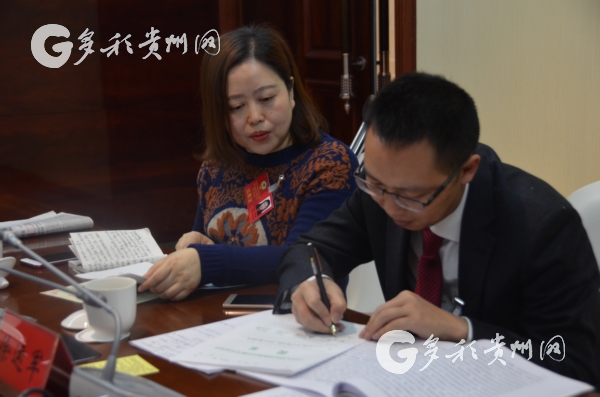 吳青箐正在政協討論會場