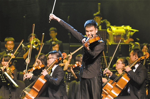 在廣州大劇院，盲人琴手王子安正在表演