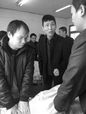 教中醫(yī)康復(fù)保健專業(yè)的盲人特教教師郭洋（中）。圖/受訪者提