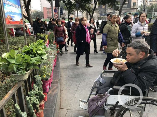 每個擺攤的中午，張鋒都只是一碗小面。