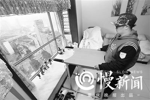 每天把自己固定起來站立3小時，為重走絲綢之路做準(zhǔn)備。