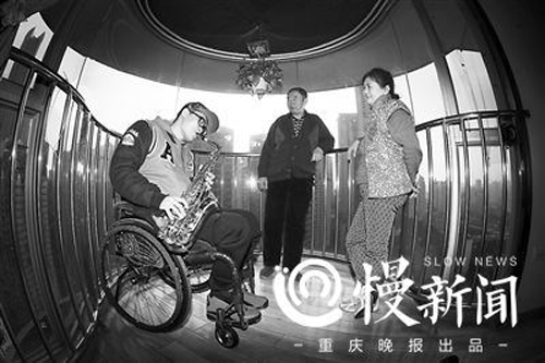 高旭深情吹奏薩克斯金曲《回家》，感謝父母的關(guān)愛與支特。