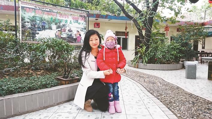 目前小穎和家人還住在深圳，這是扶蓉前去探望小穎時的合影。