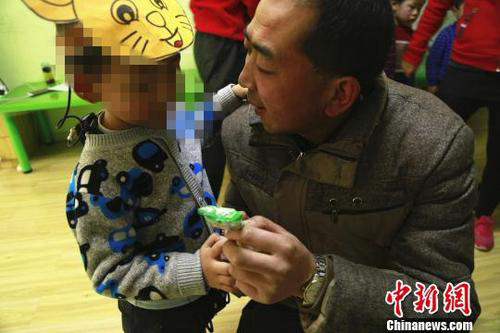 圖為馬軍與兒子馬晨軒交流。馬銘言 攝