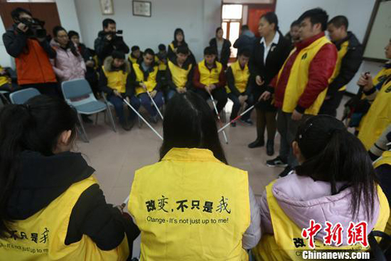 視障學生在導師的指導下學習?！°蟛?攝