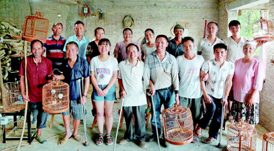 成坤鳥籠制作農民專業合作社的“全家福”(前排左四為張坤)。