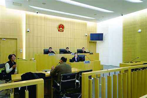 法庭現場，左邊這位女士是翻譯人員，男子是當事人　陳潔　攝