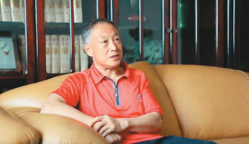 夏伯渝接受本報(bào)記者采訪。　　焦子越攝